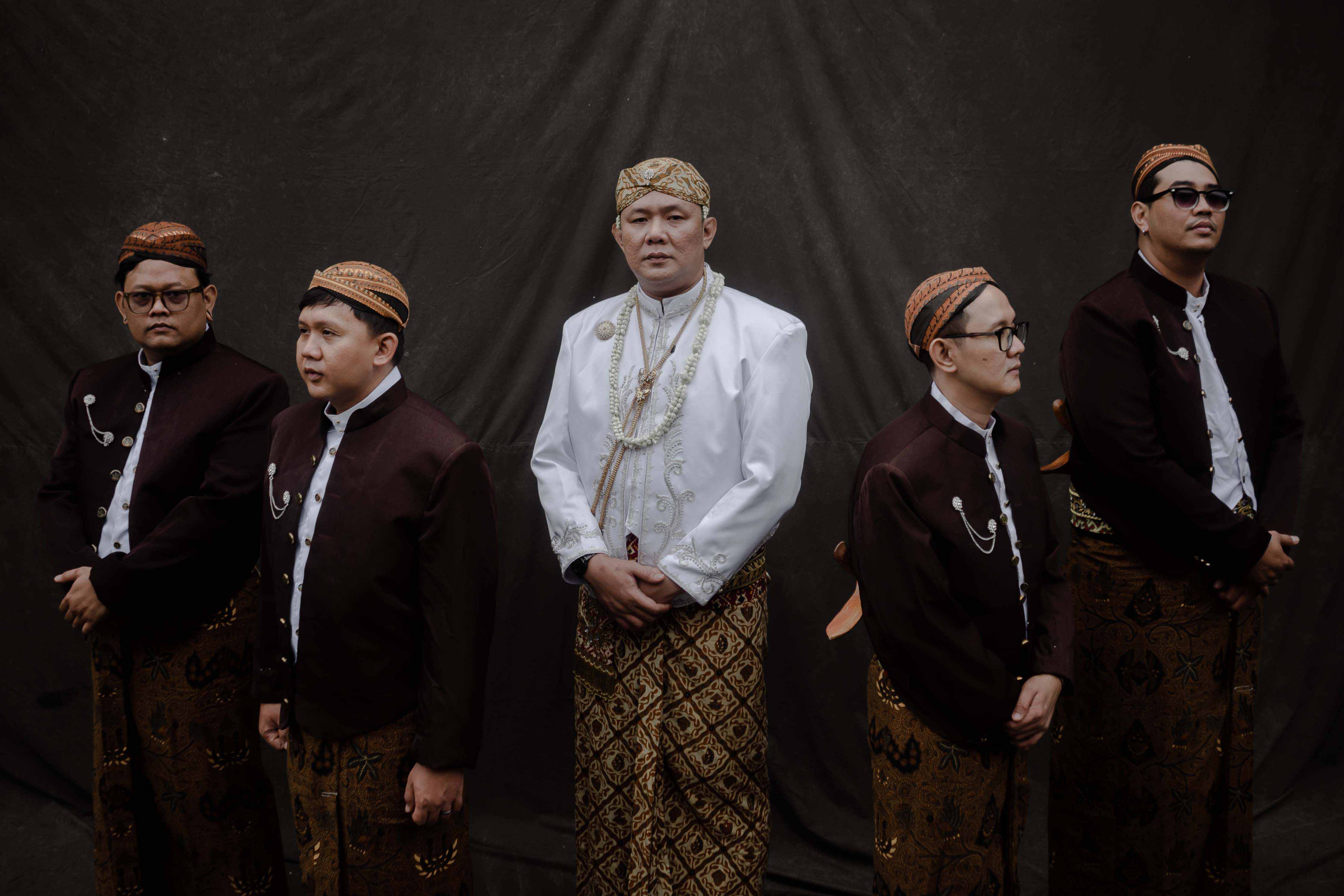 Pasangan pengantin melambaikan tangan saat resepsi