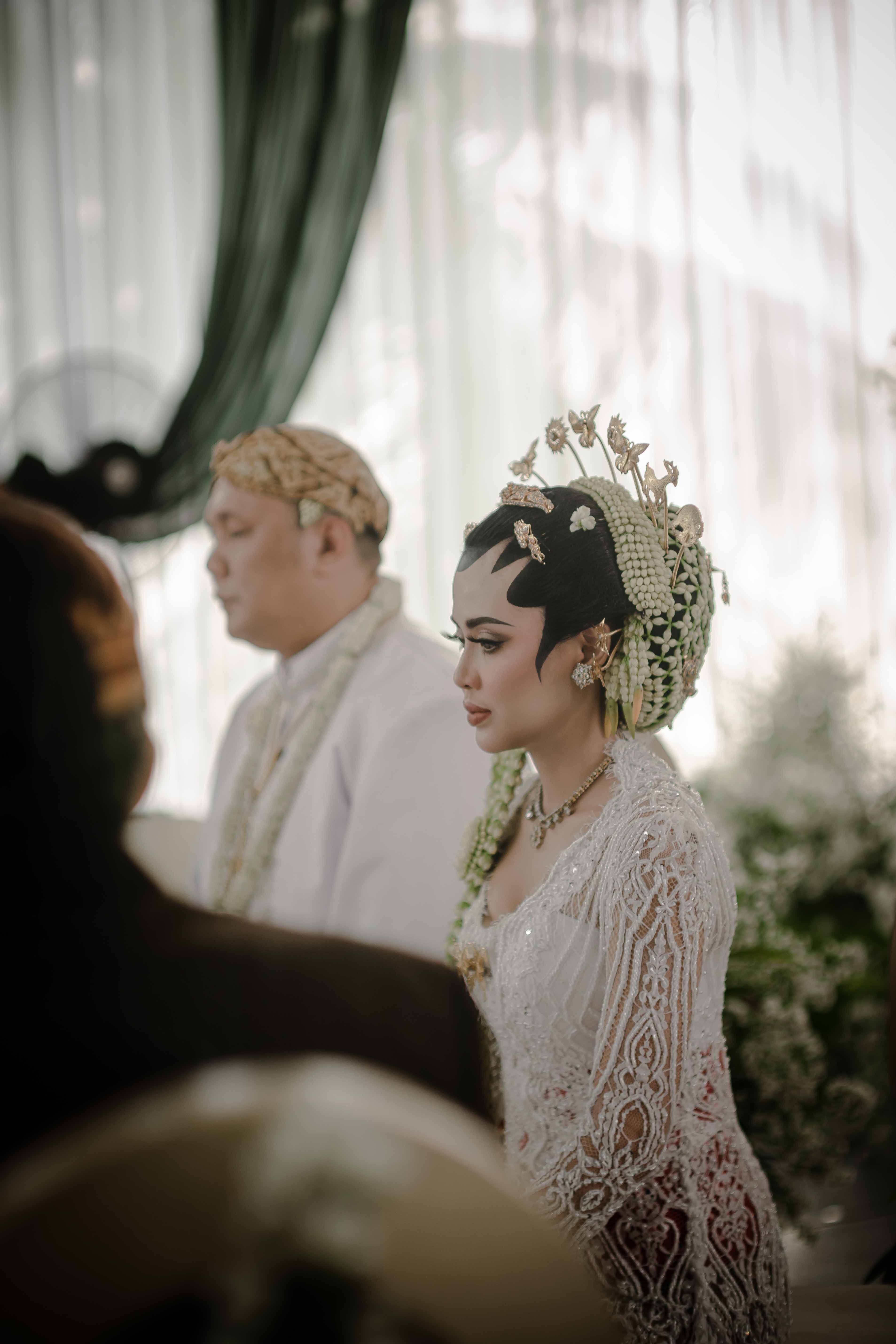Potret pengantin pria dengan busana tradisional
