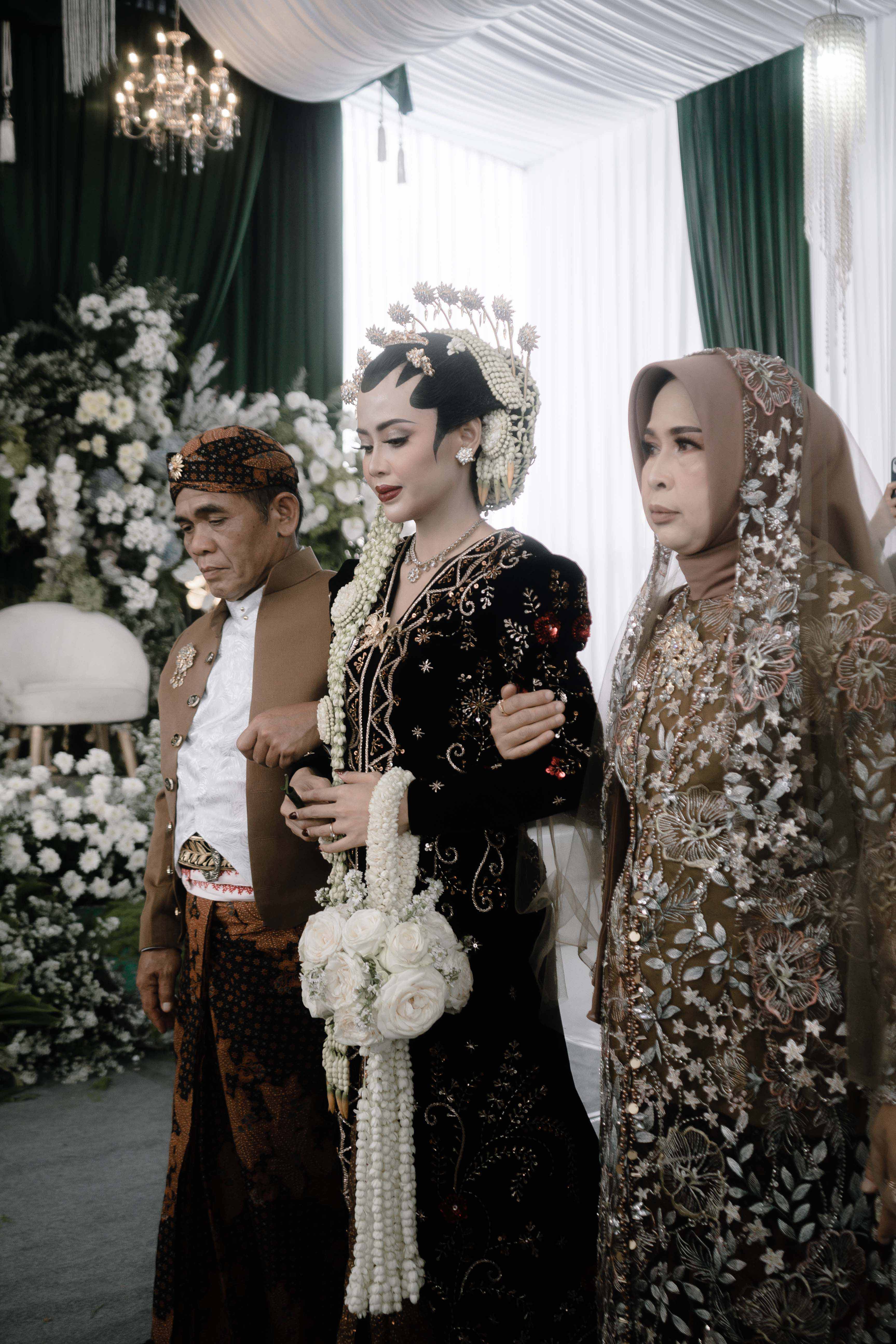 Detail undangan dan cincin pernikahan