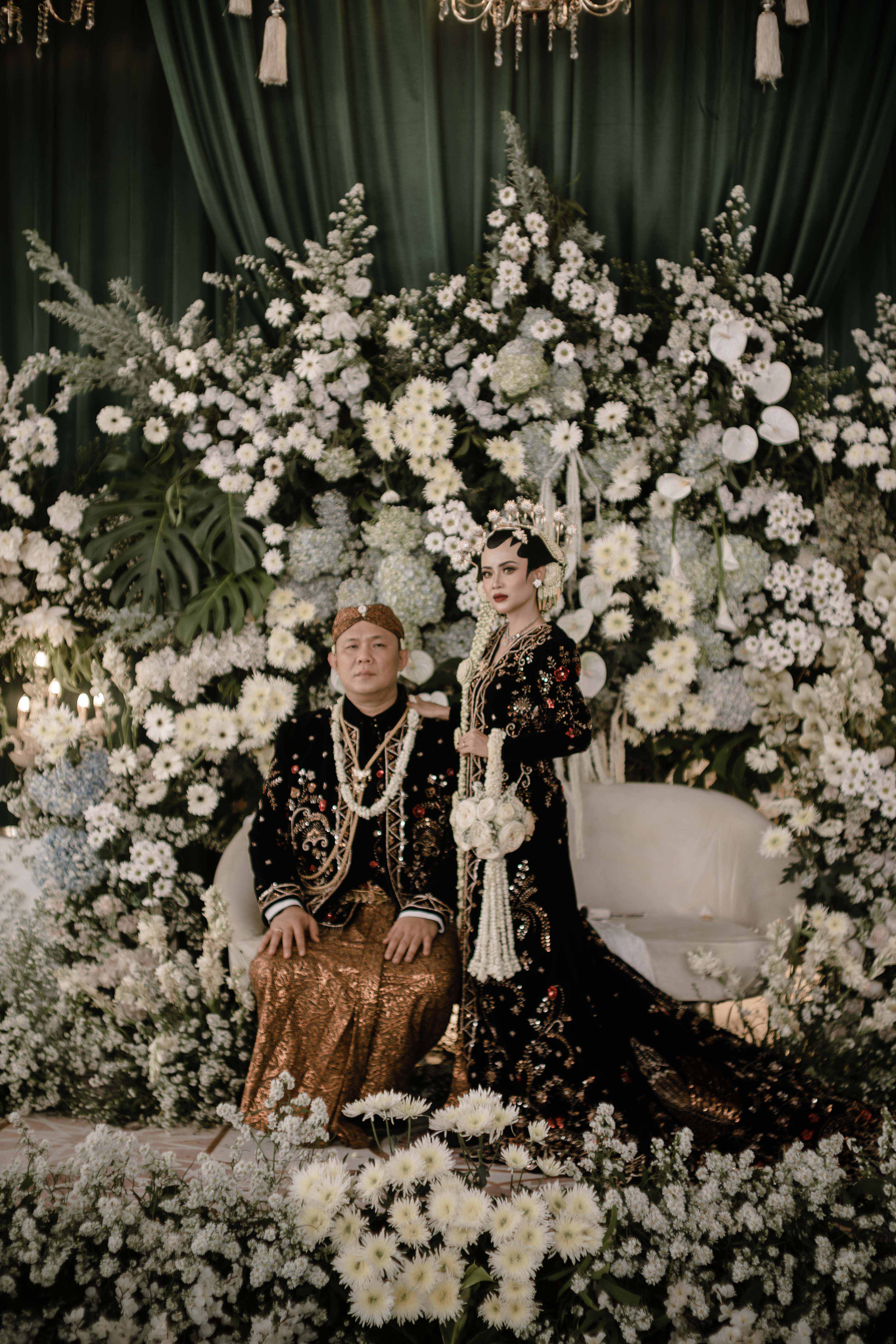 Pelukan keluarga pada hari pernikahan