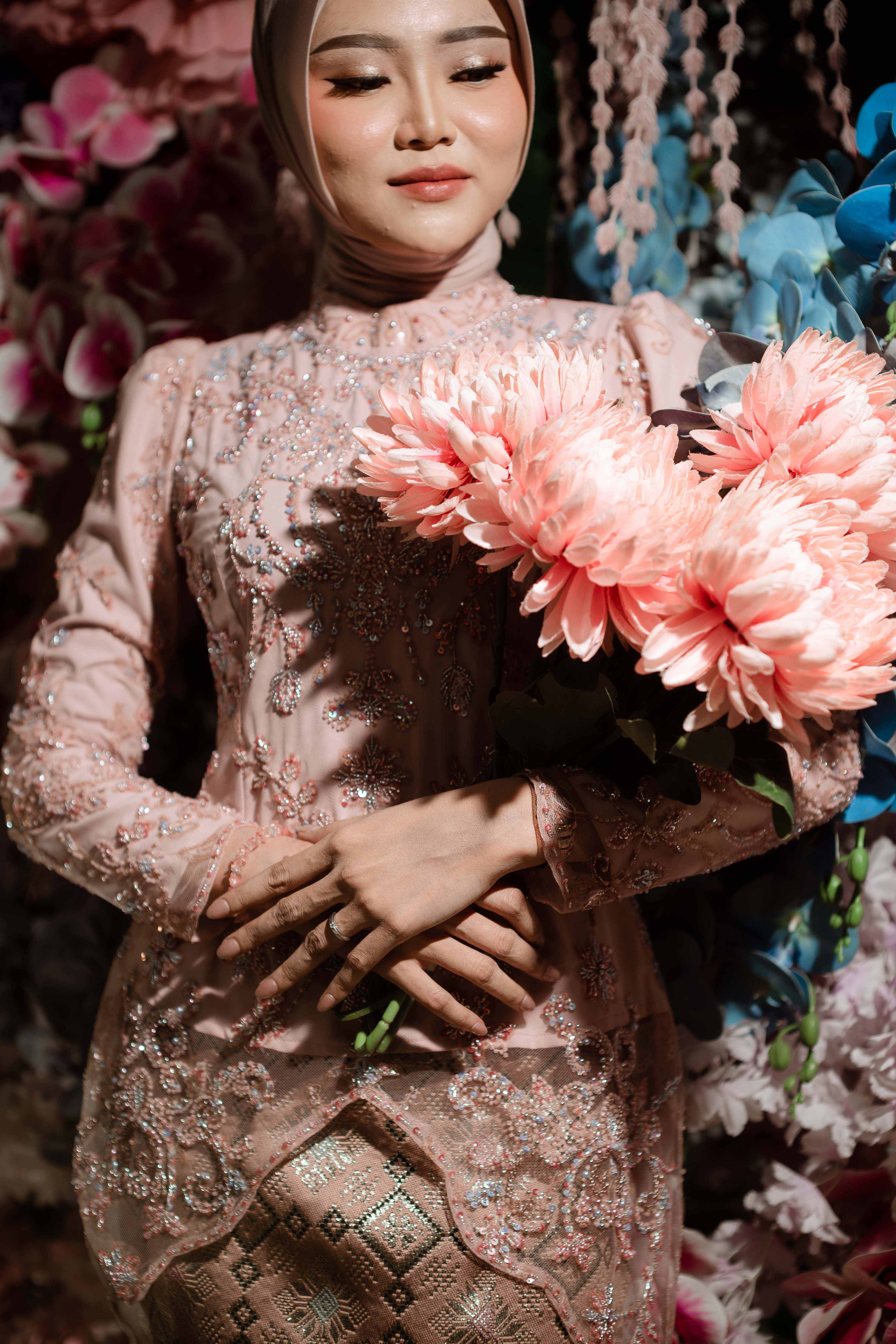 MUH04898 — detail busana dan bunga