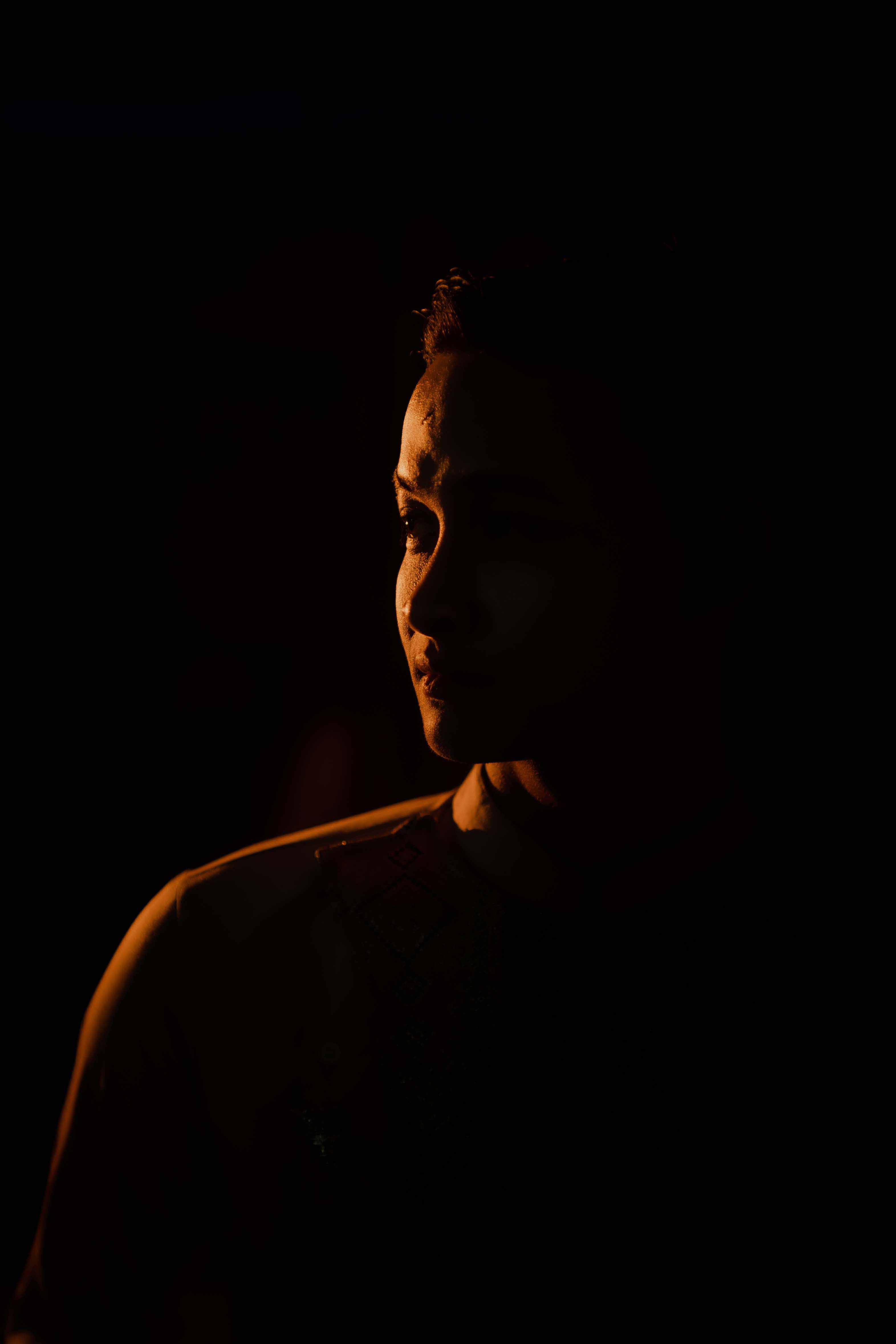 MUH04974 — portrait dramatis dengan cahaya